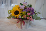 caja con flores naturales de girasol y rosas